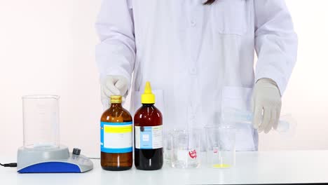 científico realizando un experimento de reacción de reloj de yodo con soluciones químicas