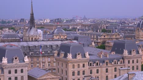 Un-Alto-ángulo-De-Vista-Sobre-Los-Tejados-De-París.