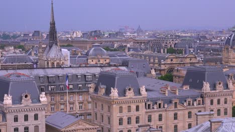 vista de ángulo alto sobre los tejados de parís