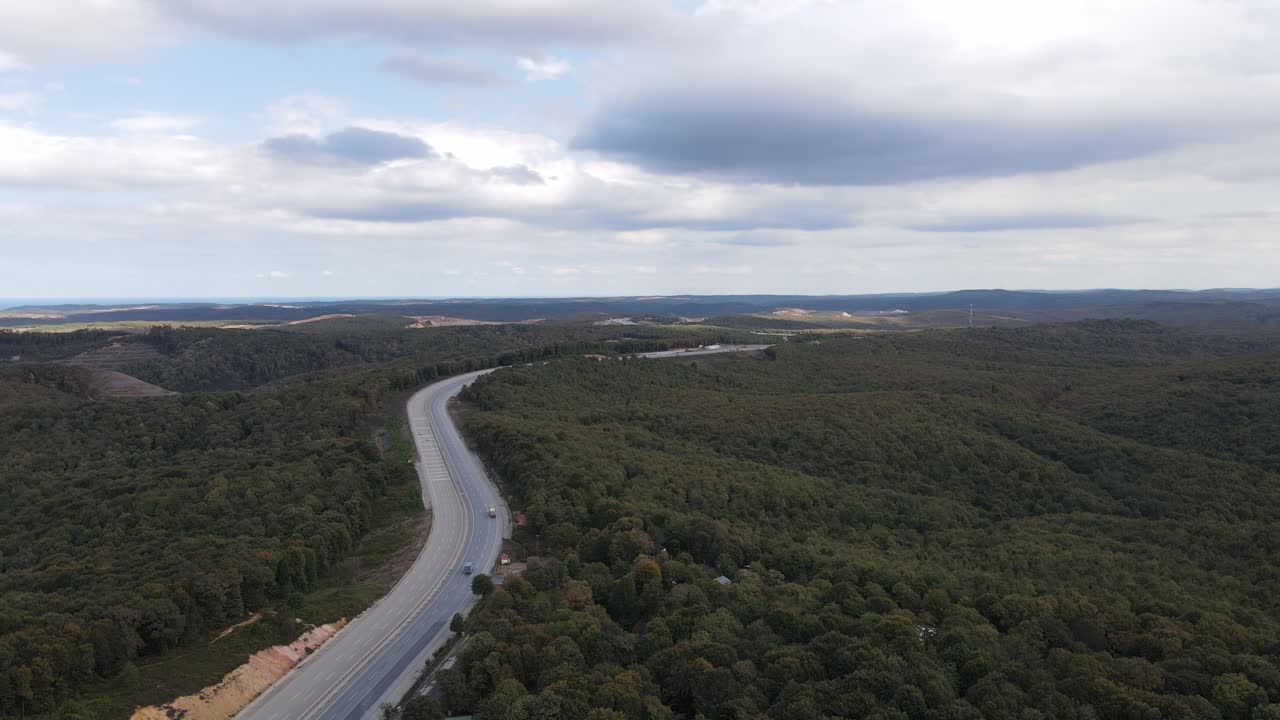 camino del bosque disparado por un dron