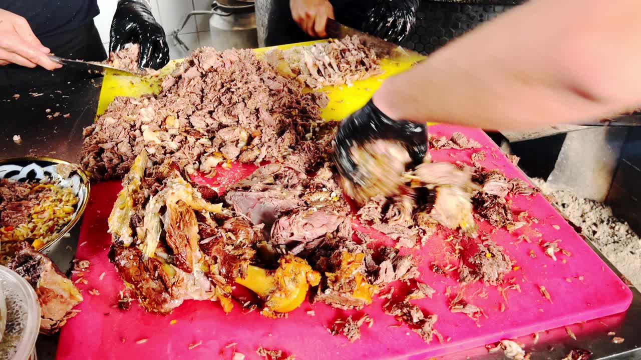 los cocineros están cortando carne de plov para servir, tashkent, uzbekistán
