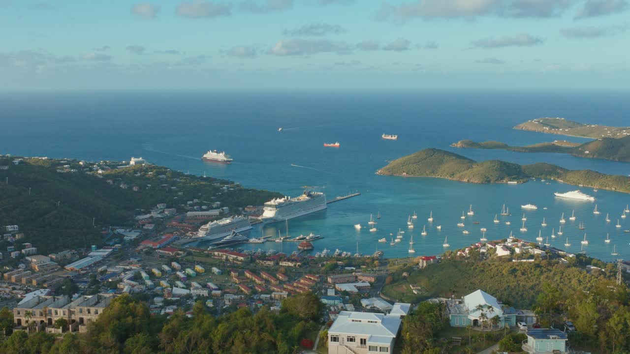 Porto di Charlotte Amalie a Saint Thomas, Isole Vergini Americane - Destinazione Popolare nei Caraibi. Ripresa Aerea con Drone.