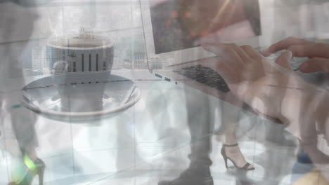 現代的な建物で歩いている通勤者がスピードアップした上でラップトップを使用している女性の手のアニメーション