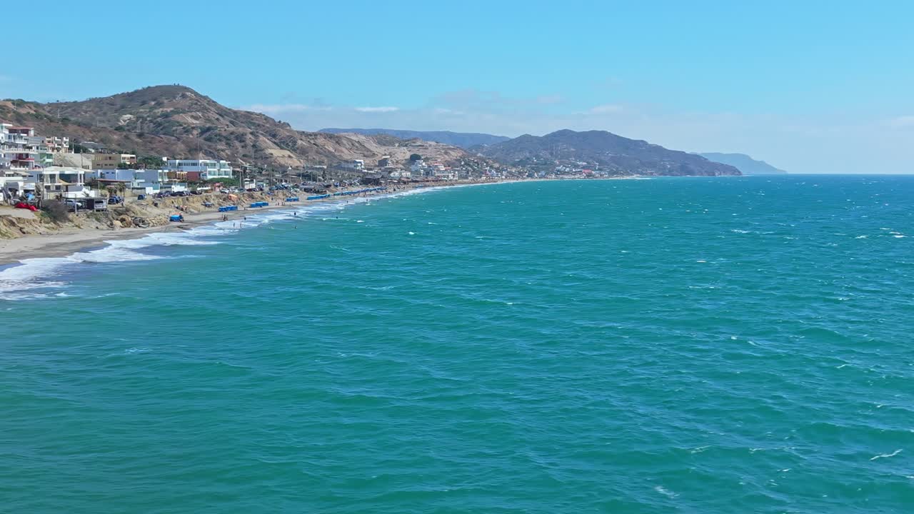 Vista costeira panorâmica de Santa Marianita, Equador, famosa pelo kitesurf.