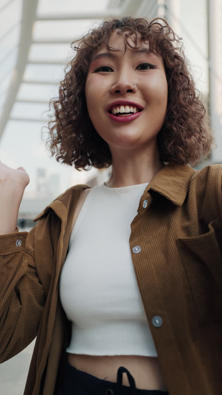 mujer feliz tomando selfies en la ciudad