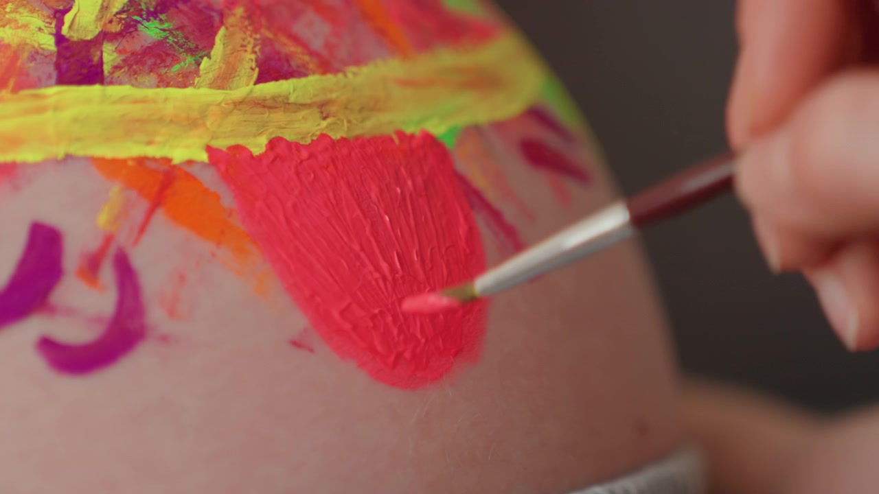 Pittura artistica a mano con colori neon vivaci