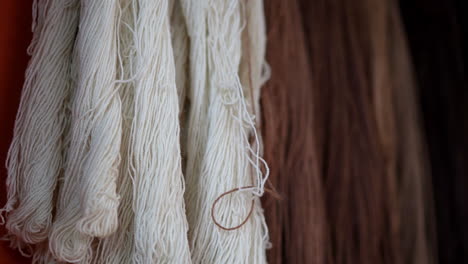 fibras marrones de hilo tejido de color blanco oscuro natural, detallado de cerca