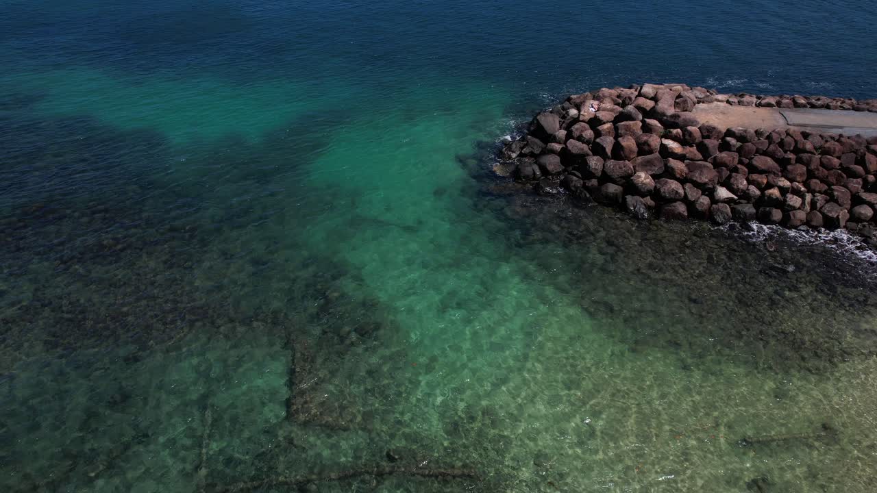 Avustralya, Yeni Güney Galler, Tweed Heads'teki Little Duranbah Plajı'ndaki deniz duvarlarının havadan çekimi.