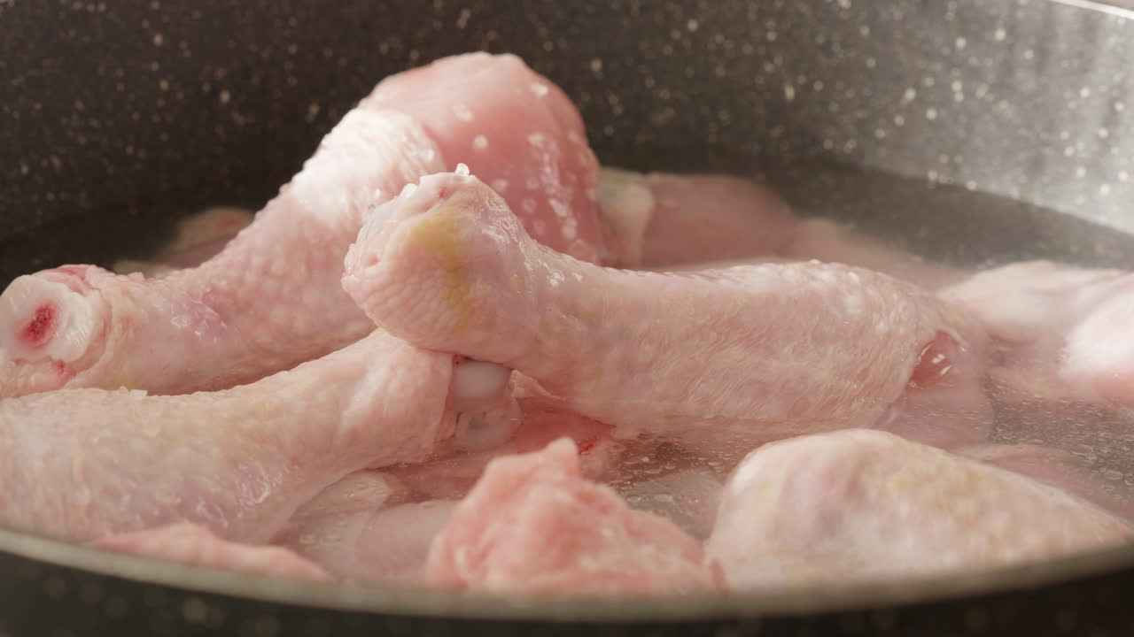 Pollo crudo che bolle in pentola