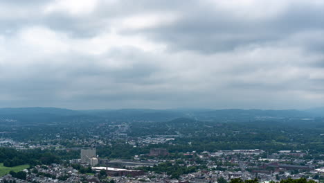 Gewitterhimmel-über-Der-Stadt-Reading,-Pennsylvania