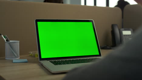 Empresario-Escribiendo-En-Una-Computadora-Portátil-Con-Pantalla-Verde.-Empresario-Trabajando-En-La-Computadora-Portátil