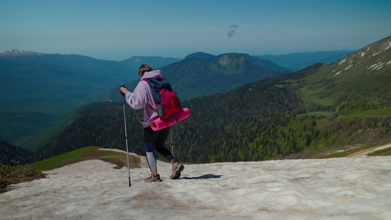 Mujer, excursión, en, montañas