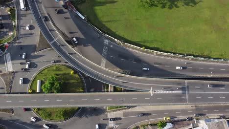 imágenes de drones timelapse de la vista superior de los cruces de carreteras