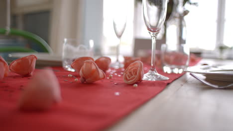 disparo en cámara lenta de la configuración de la mesa para la comida del día de san valentín