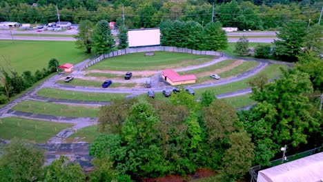 Unidad-Aérea-De-Retirada-Lenta-En-El-Teatro-De-Elizabethton,-Tennessee.