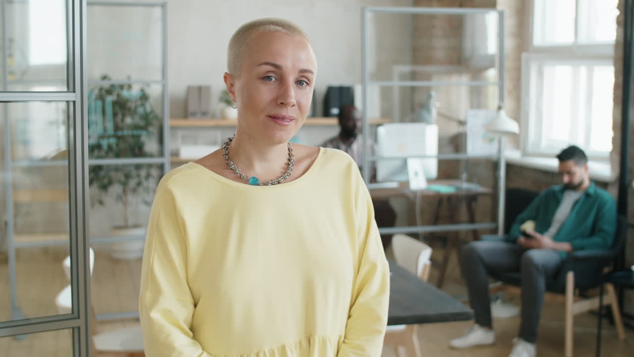 retrato de una mujer de negocios alegre en la oficina