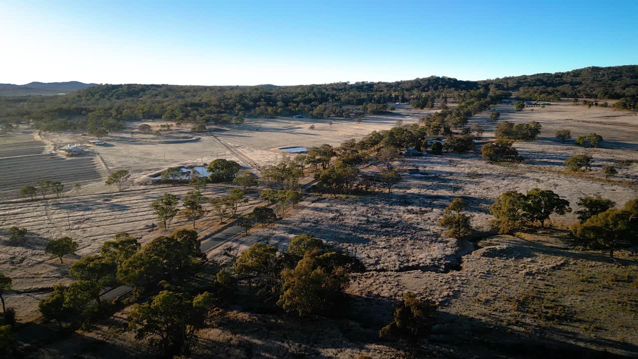 겨울의 이른 아침에  ⁇ 즈랜드의 스탠토프의 시골 지역 위에서 얼음 아래에서