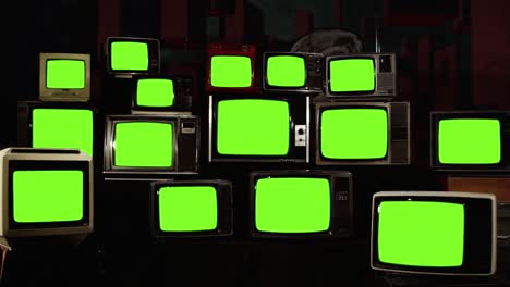 una pila de televisores vintage retro que se encienden en pantallas verdes. resolución 4k.