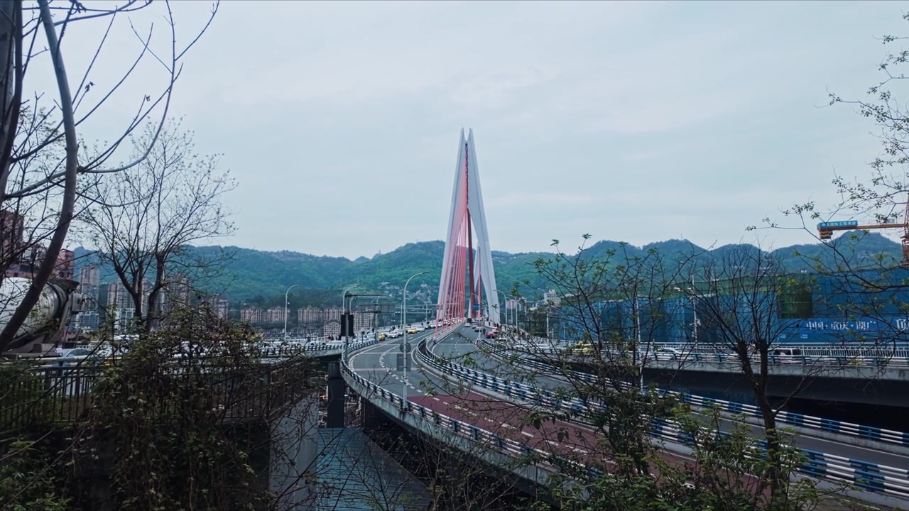 Il ponte Dongshuimen sul fiume Yangtze a Chongqing, Cina. Ripresa aerea grandangolare