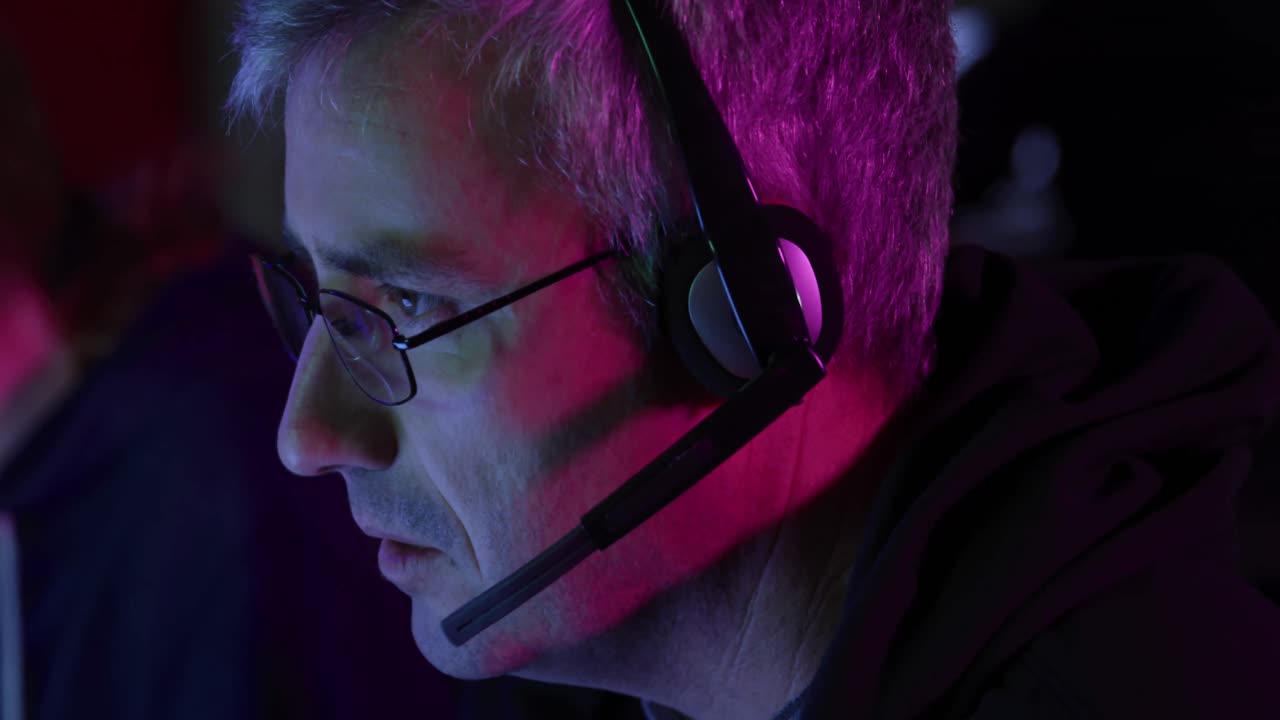 hombre caucásico escribiendo en el teclado de la computadora en una oficina creativa