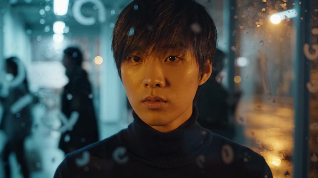 비에 젖은 창문 뒤에 서서 도시 환경 속에서 삶의 불확실성을 숙고하는 사려 깊은 젊은 남자, 우울한 조명과 반사광으로 분위기가 고조됩니다.