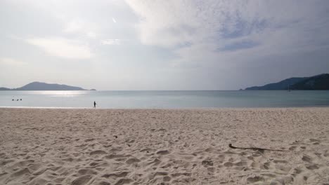 Timelapse-Video-De-Verano-4k-De-La-Playa-Con-Palmeras-De-Coco-Bajo-El-Sol-Durante-El-Día-Con-Playa-De-Arena-Blanca,-Mar-Tranquilo-Y-Cielo-Azul-Claro