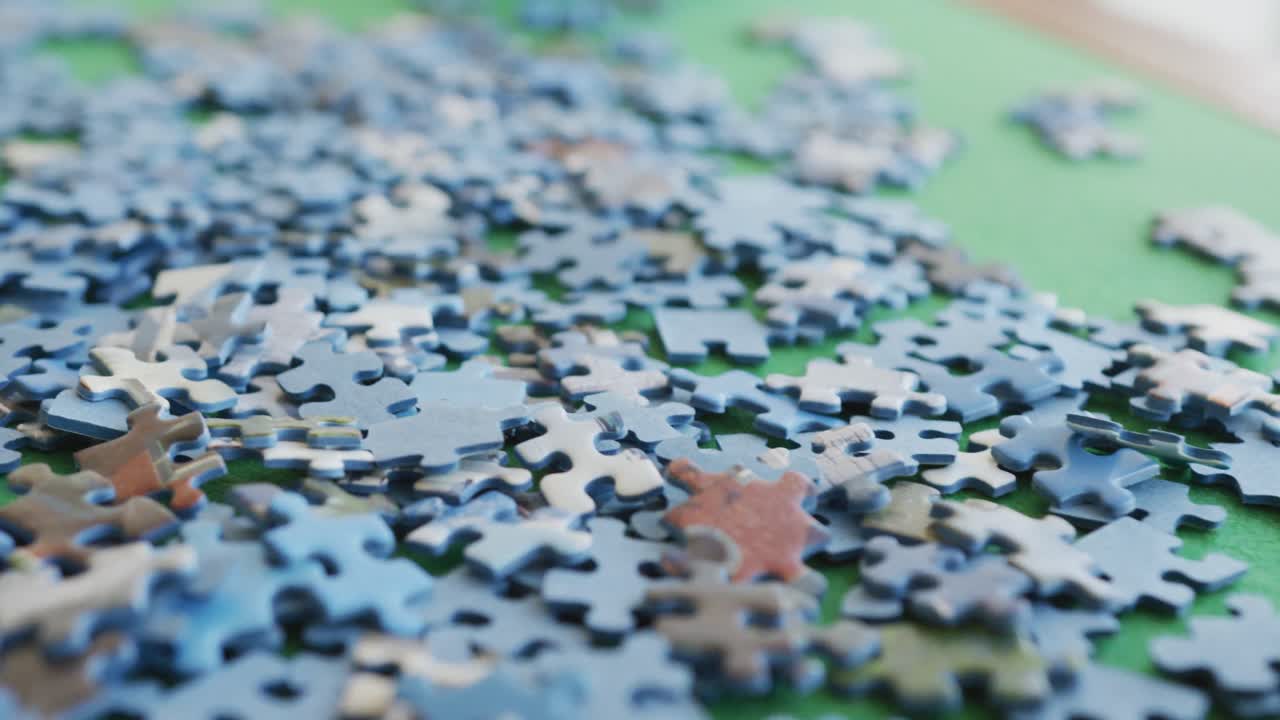video de rompecabezas y tazas de café en la mesa verde