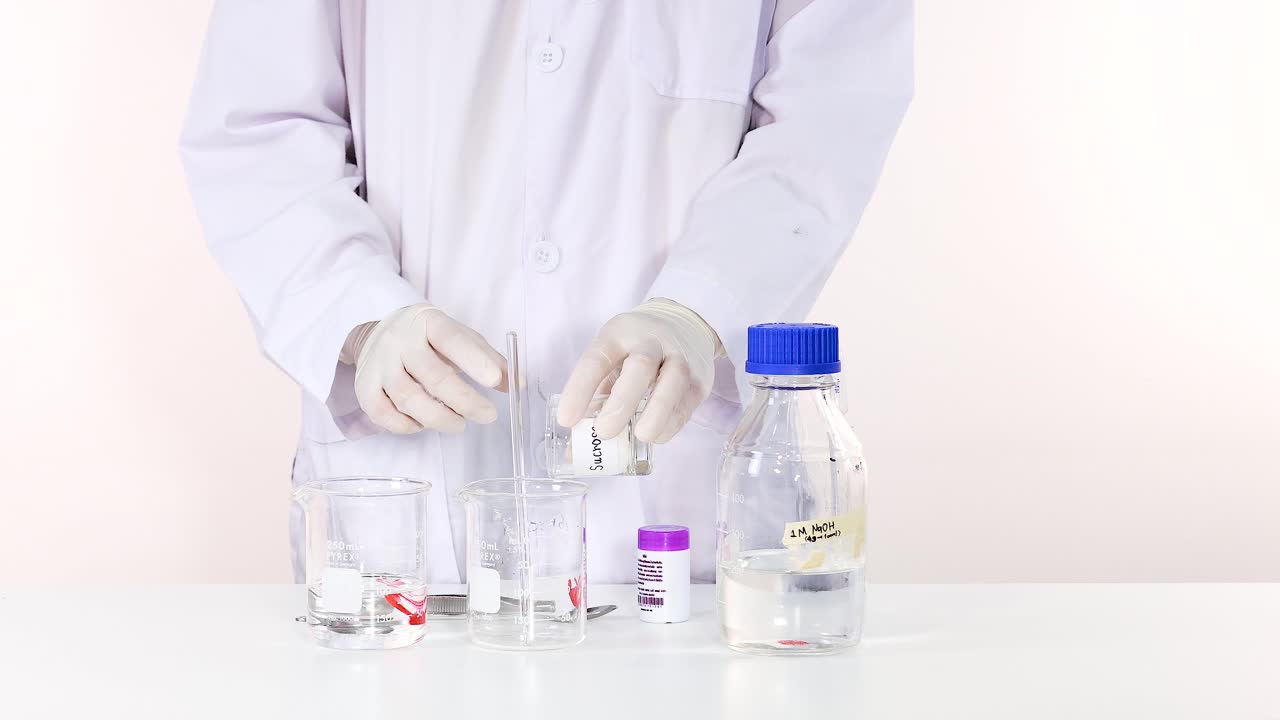 demostración de una reacción química que cambia de color