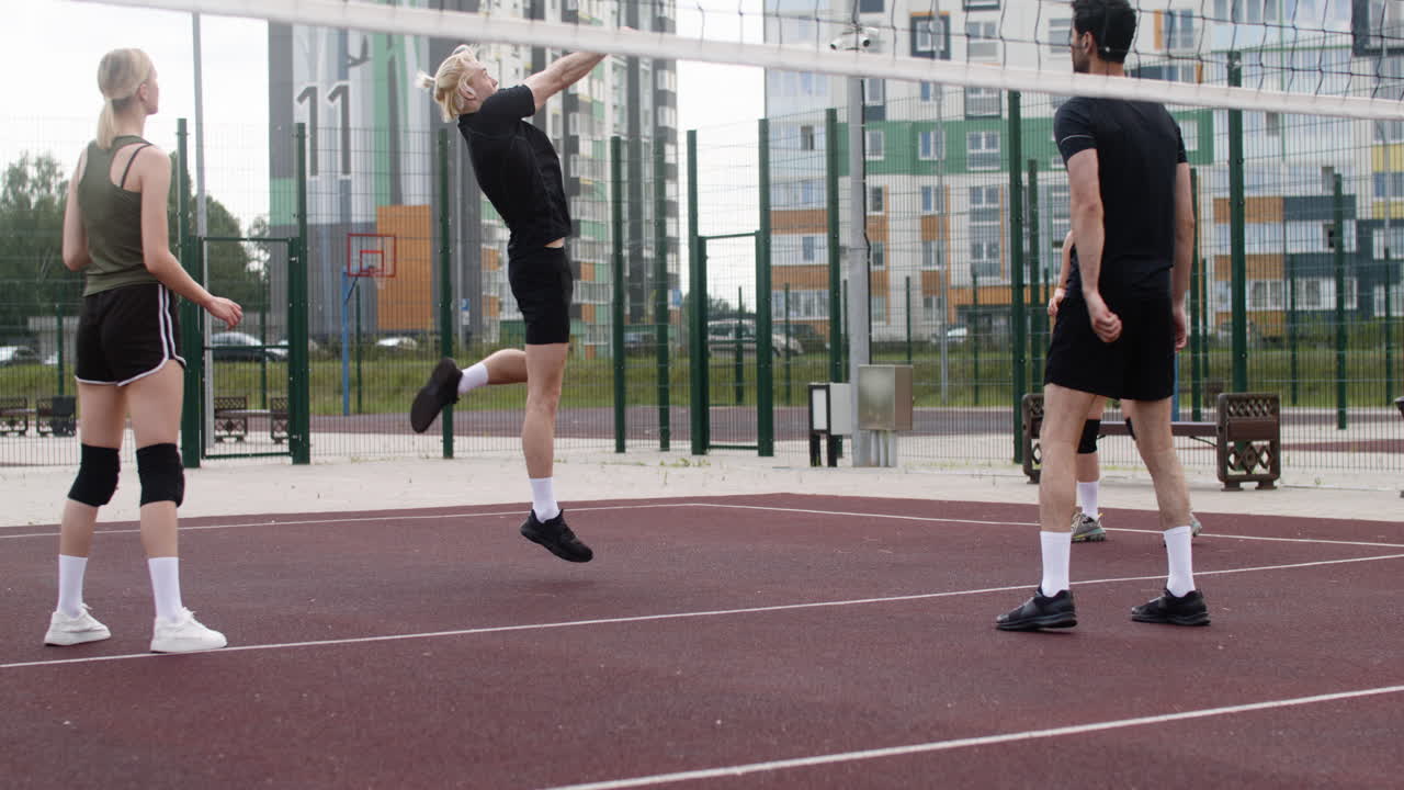 운동복을 입은 다민족 친구들