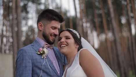 la pareja de bodas se ríen juntos. el novio y la novia encantadores. familia feliz.