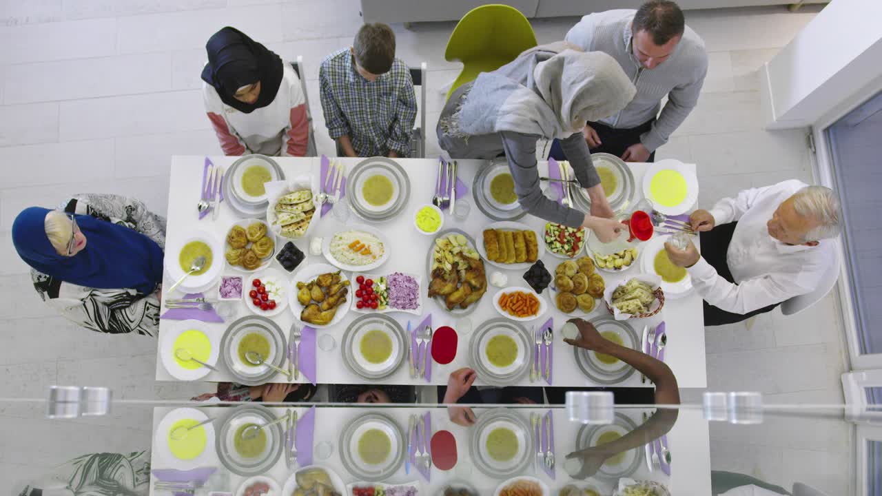 가족 위상으로 라마단 저녁 식사