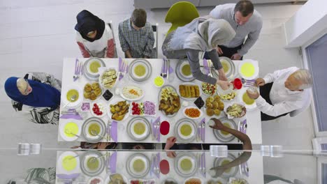 cena de ramadán con la familia vista de arriba