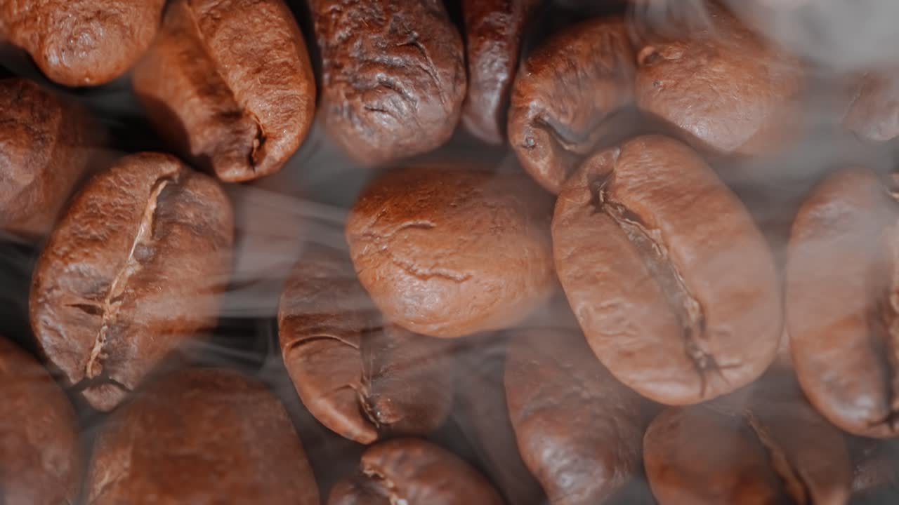 Close up di semi di caffè. I chicchi di caffè profumati sono fumo tostato proveniente dai chicchi di caffè.
