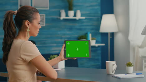 Frau-Blickt-Auf-Tablet-Computer-Mit-Nachgebildetem-Greenscreen