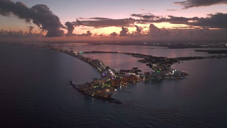 vista aérea alrededor de la zona hotelera de cancún, impresionante puesta de sol en quintana roo, méxico - amplia, panorámica, toma de drones