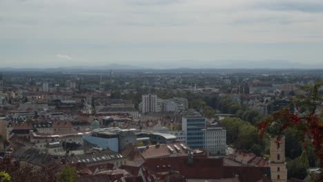 vista panorámica de la ciudad de graz-austria, tiro estático, colinas en segundo plano