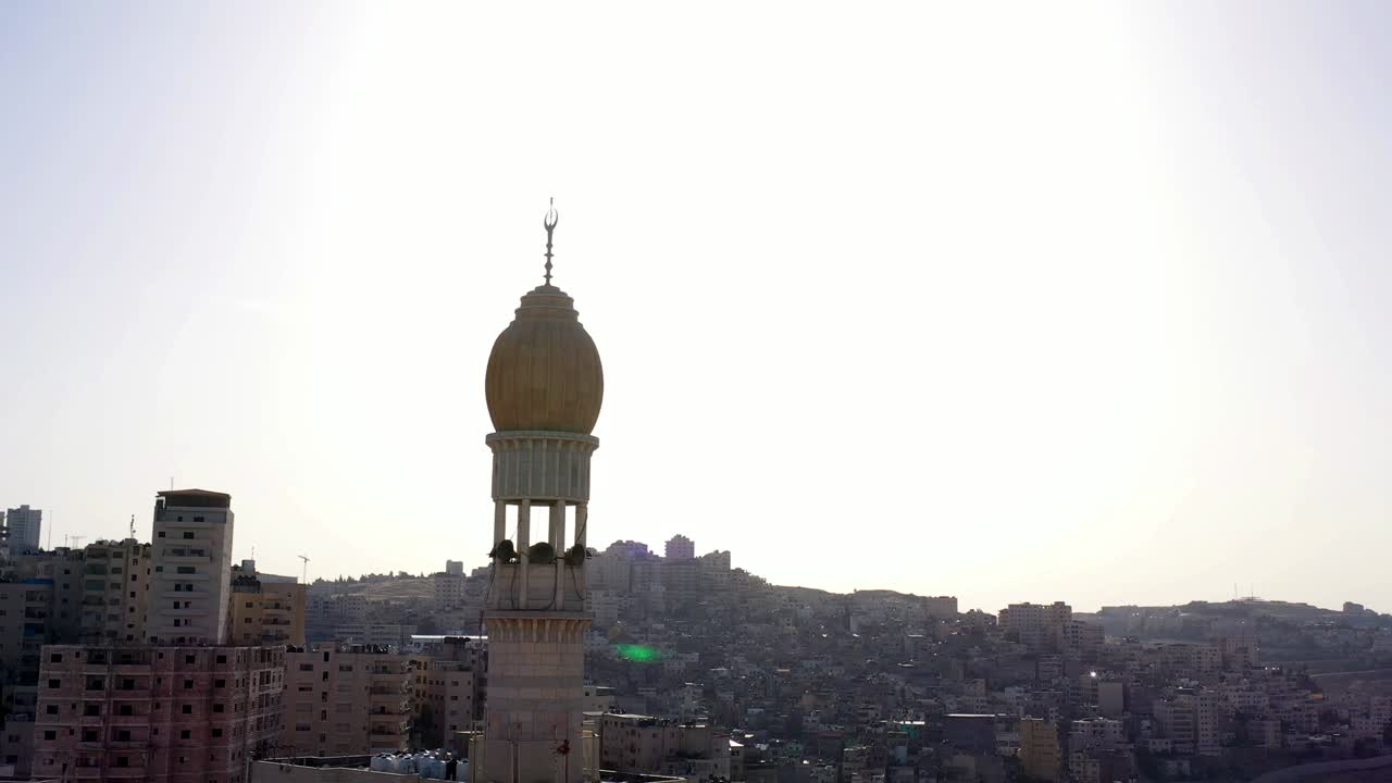 minarete de la torre de la mezquita en el campamento de refugiados de anata, en el cielo azul de jerusalén-aérea