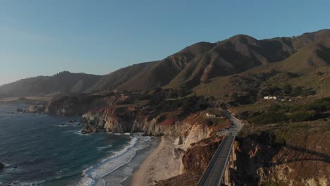 Línea-Costera-De-California-Con-Puente-A-Vista-De-Pájaro