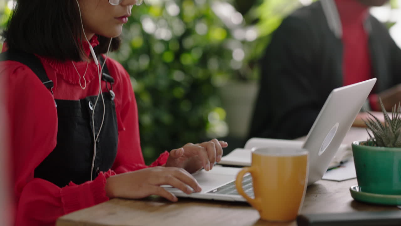 gente de negocios multiétnica estudiantes que usan tecnología informática tormenta de ideas equipo creativo trabajando en un proyecto de inicio en un colorido lugar de trabajo de oficina de moda