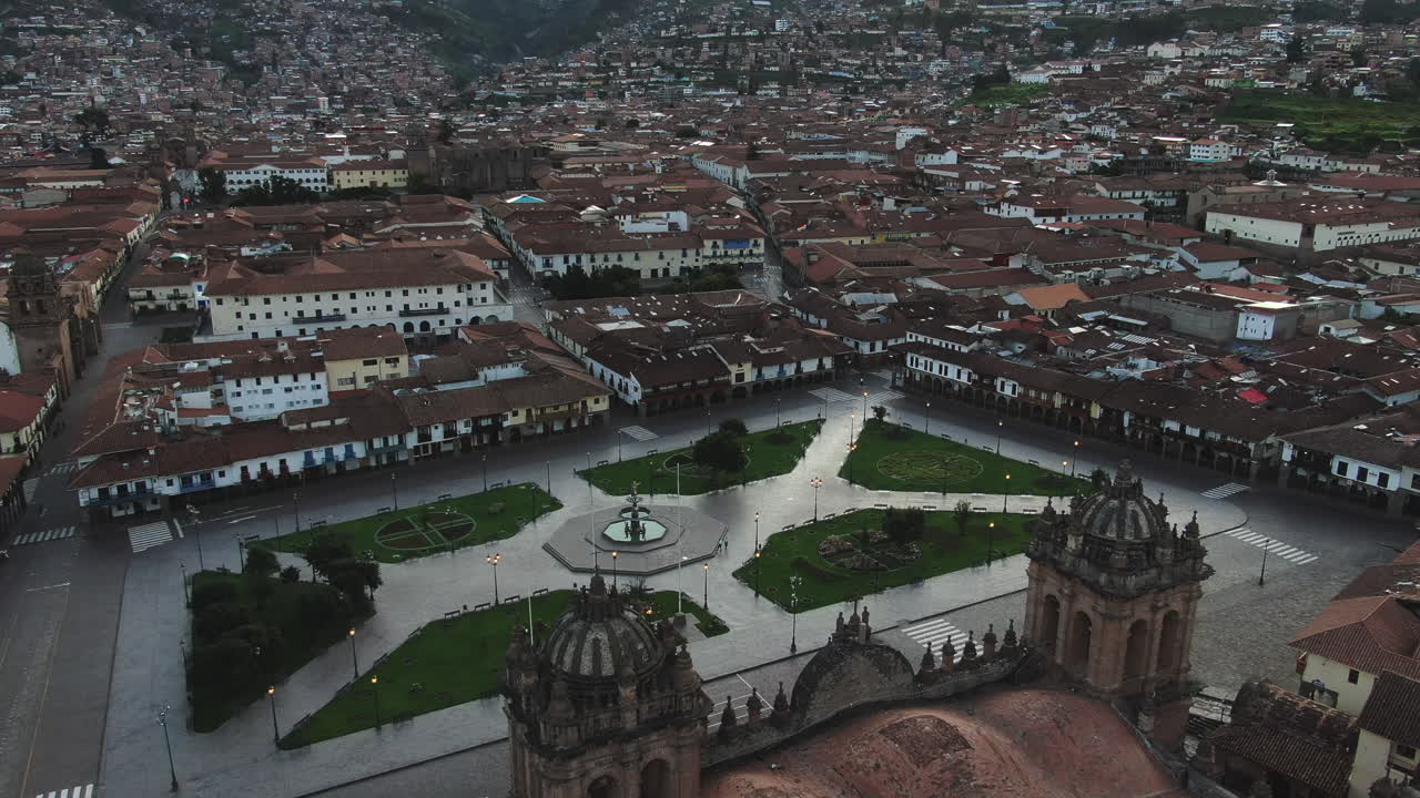 Filmato aereo 4k al crepuscolo di Plaza de Armas a Cusco, Perù, durante la quarantena da Coronavirus, carrellata e panoramica da sinistra a destra, sollevamento jib, inquadratura grandangolare