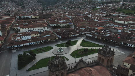 4K-Luftaufnahmen-In-Der-Dämmerung-Der-Plaza-De-Armas-In-Der-Stadt-Cusco,-Peru-Während-Der-Coronavirus-Quarantäne,-LKW-Und-Schwenk-Von-Links-Nach-Rechts,-Ausleger-Nach-Oben,-Weitwinkelaufnahme