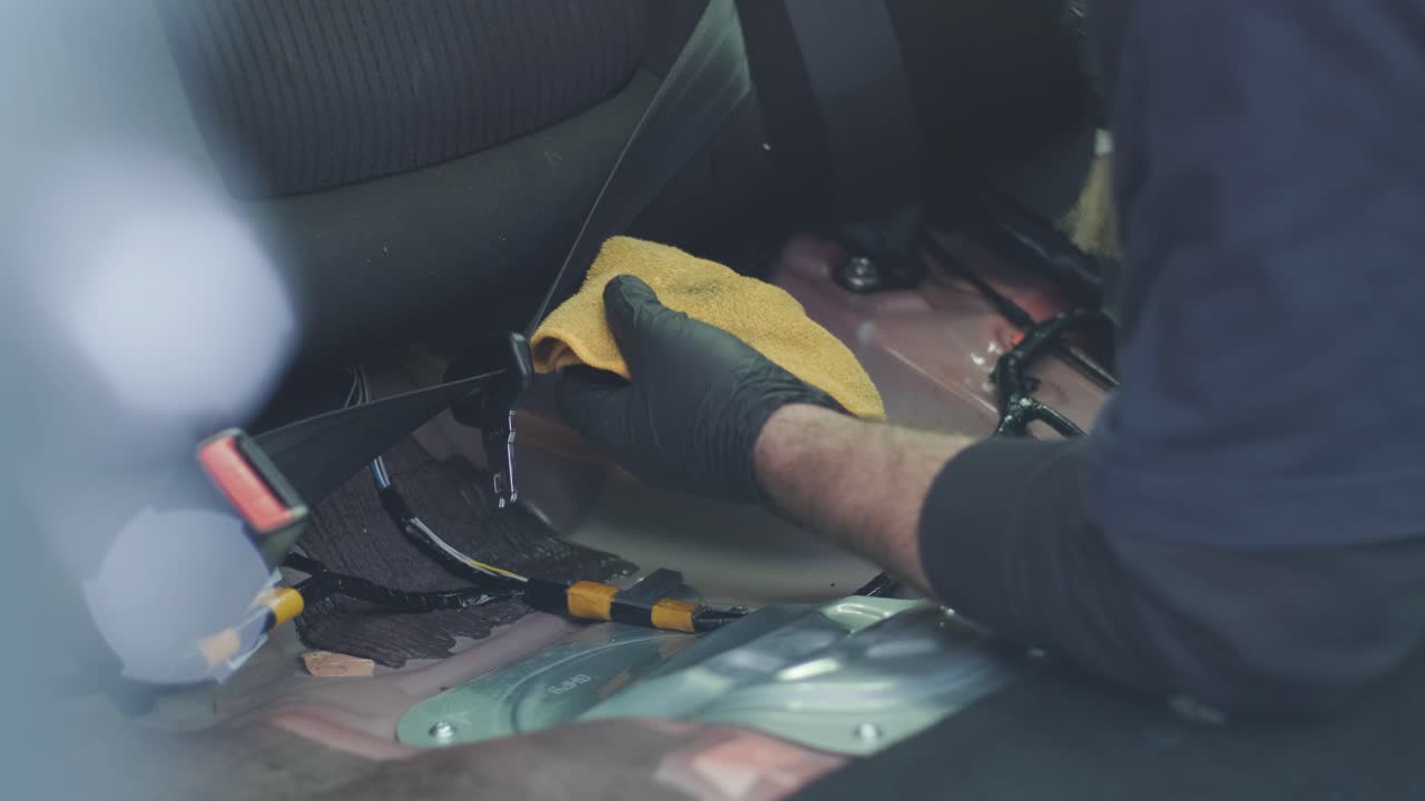 limpieza profesional de automóviles. lavado de sars. detalles interiores. limpieza en seco y detalles del interior de un automóvil. limpeza profunda de asientos. limpeza de espuma en el lavado de automóviles; limpieza del panel del automóvil del polvo. una aspiradora