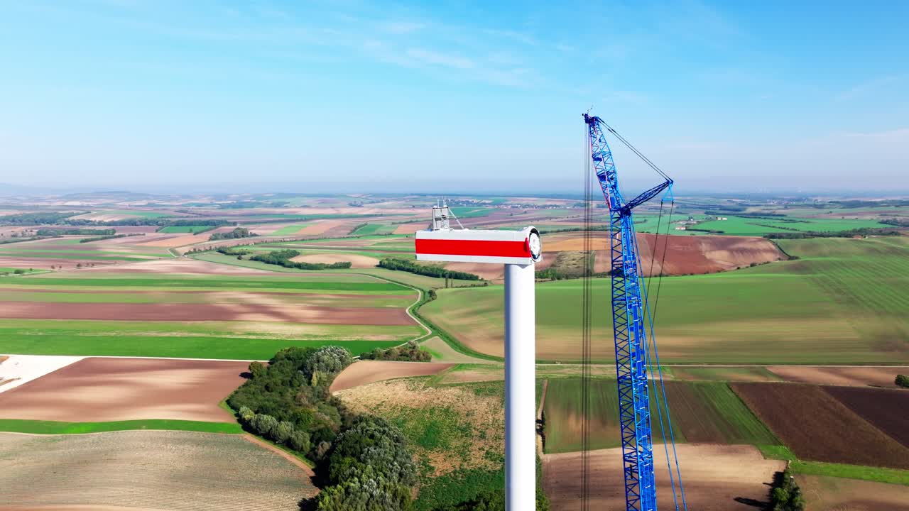 Manzaralı Rüzgar Enerjisi Santralinde Rüzgar Türbini İnşaatı - havadan çekim