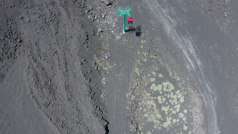 Dron-Volando-Por-Encima-De-Remontes-Cerca-Del-Volcán-Etna-En-Italia