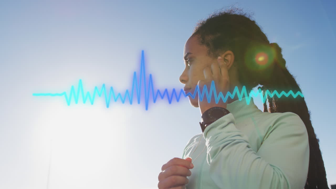 animación de un sendero azul sobre una mujer biracial con auriculares