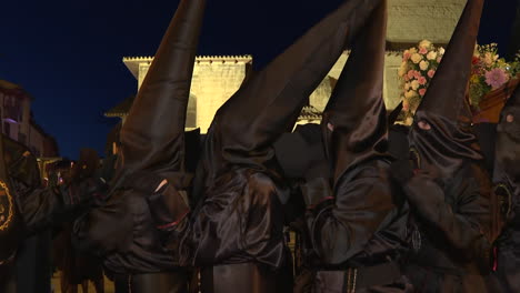 procesión religiosa en la noche