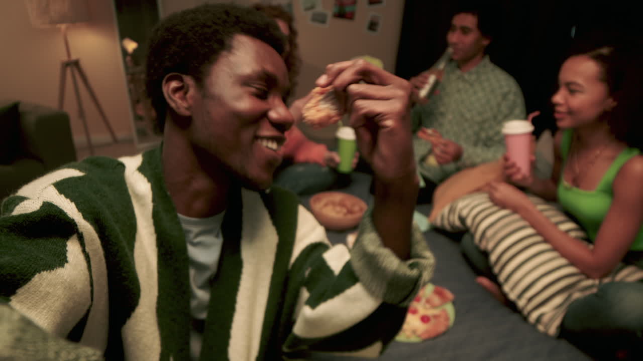 cuatro amigos comiendo en casa