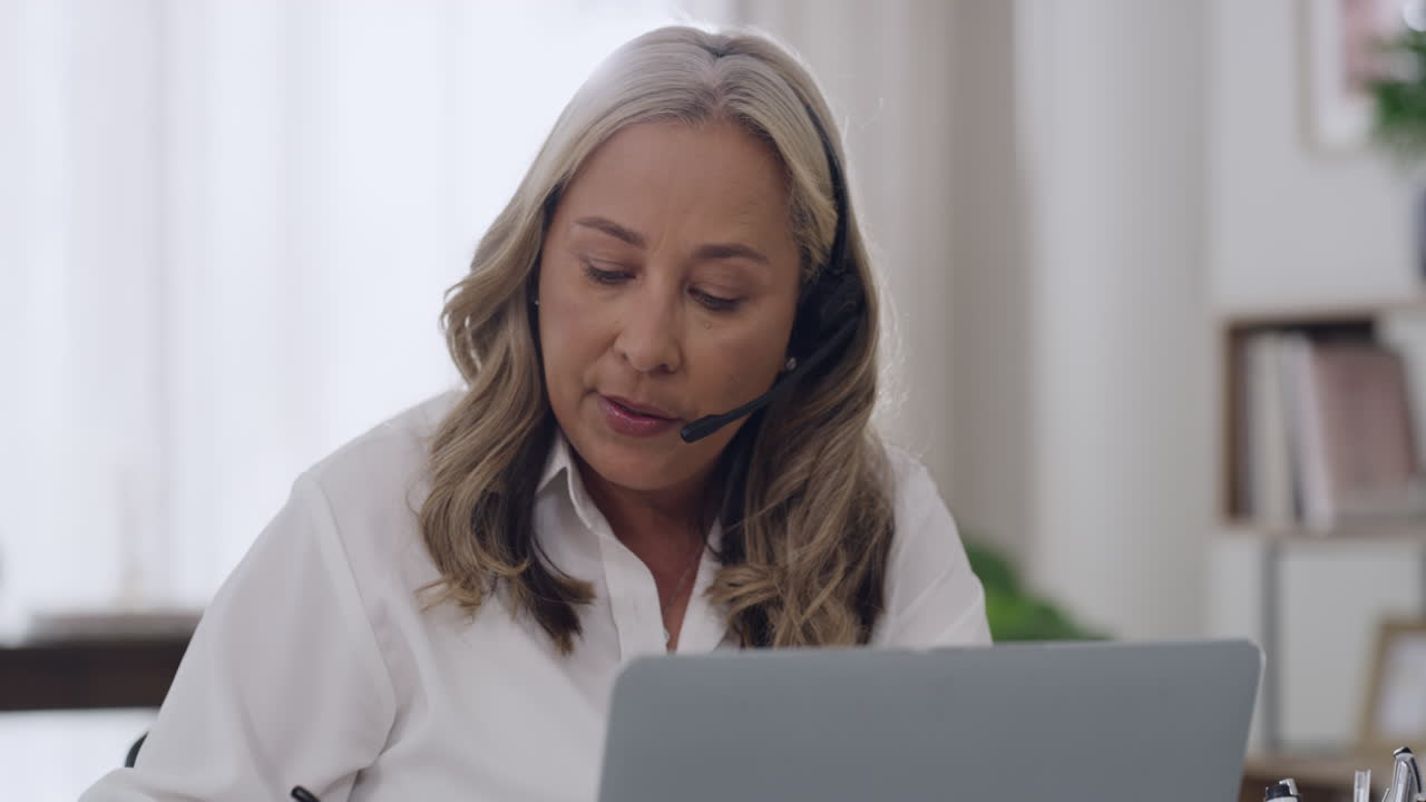 Moden callcenter-agent bruger headset til at lytte