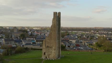 Un-Espectáculo-Aéreo-Dinámico-Se-Acerca-A-La-Torre-Del-Reloj-De-La-Abadía-De-Santa-María