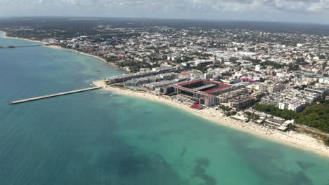 Costa-Caribeña-Con-Muelles-Y-Zona-De-La-Ciudad-De-Playa-Del-Carmen,-México